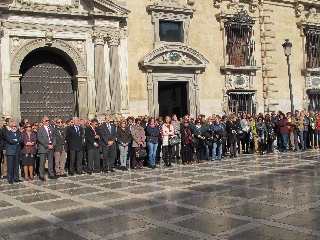 Alrededor de un centenar de personas han mostrado su respeto a las víctimas de los atentados de París